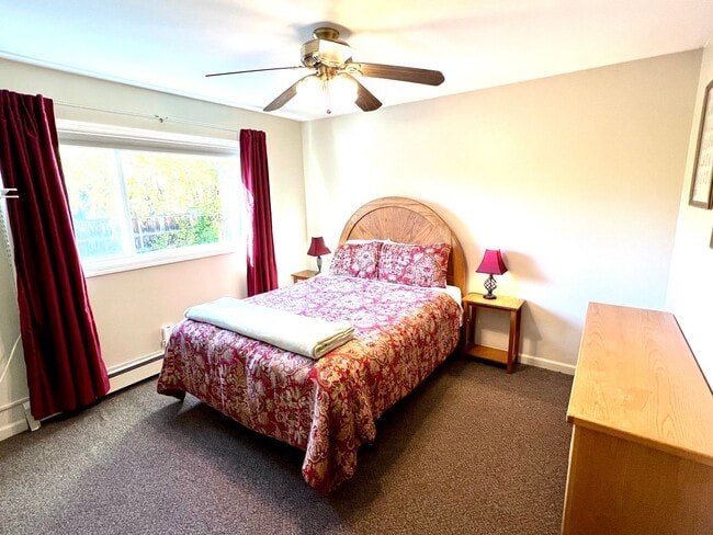 Building Photo - Downtown Furnished Two Bed Unit in Duplex-...