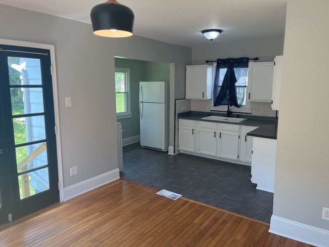 Building Photo - Charming 2-Bedroom Property in Prime Location
