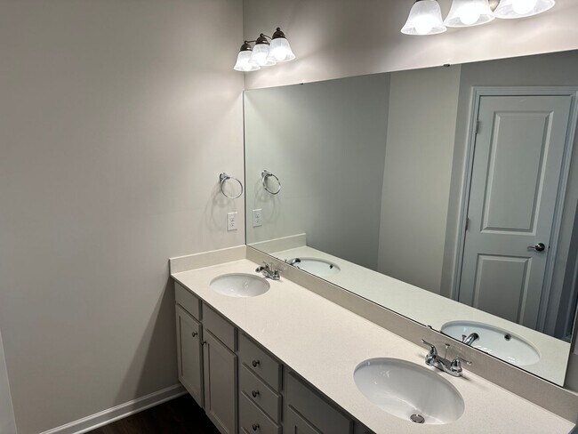 Building Photo - 2805 Plantation Way