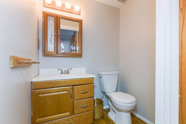 Building Photo - Bright and Spacious Townhome Living Near Reston