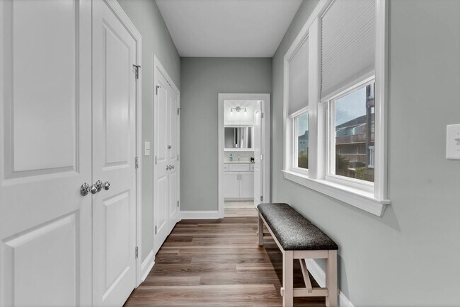 Building Photo - 822 S Topsail Dr