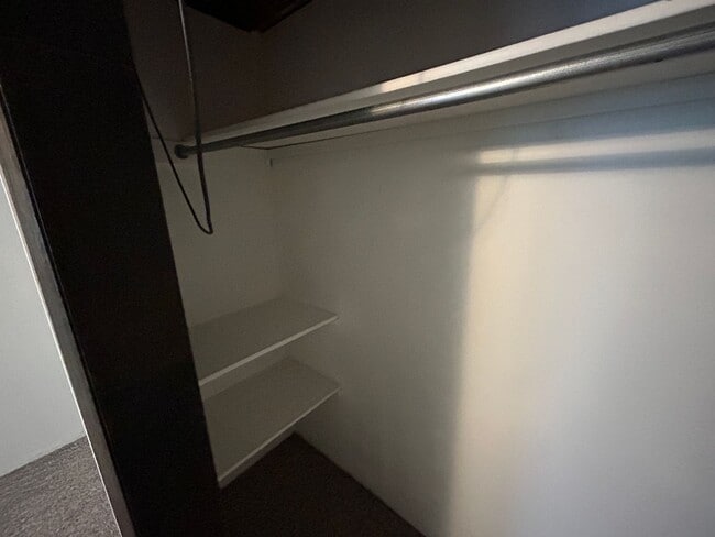 Building Photo - 5 Bed 2 Bath Home with 2 Car Attached Garage in Quiet Nice Neighborhood.