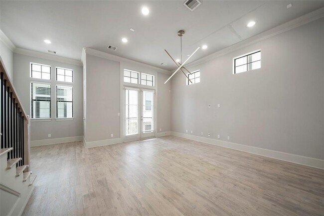 Building Photo - 409 W 17th St