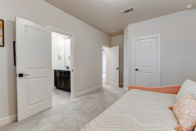 Building Photo - 7606 Redwoods Frst Dr