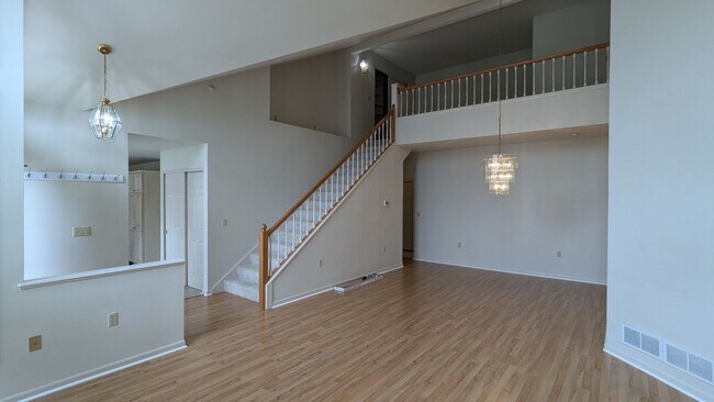 Building Photo - Easy New Berlin Living