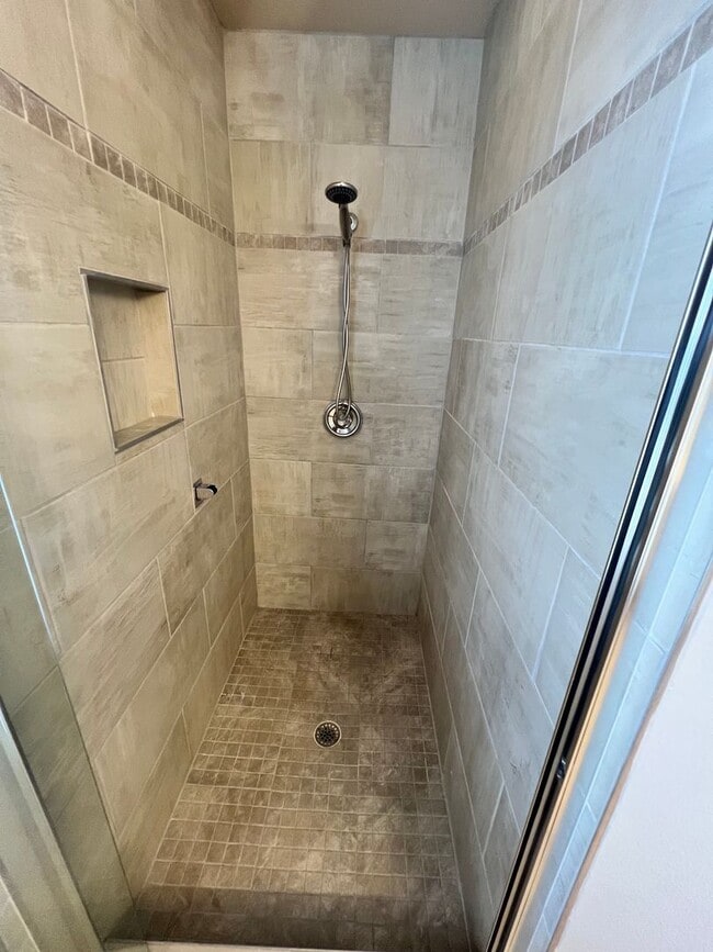 Building Photo - COZY 3 BEDROOM, 2 BATH HOME WITH TILE & LAMINATE THROUGHOUT, PRIVATE SCREENED PATIO