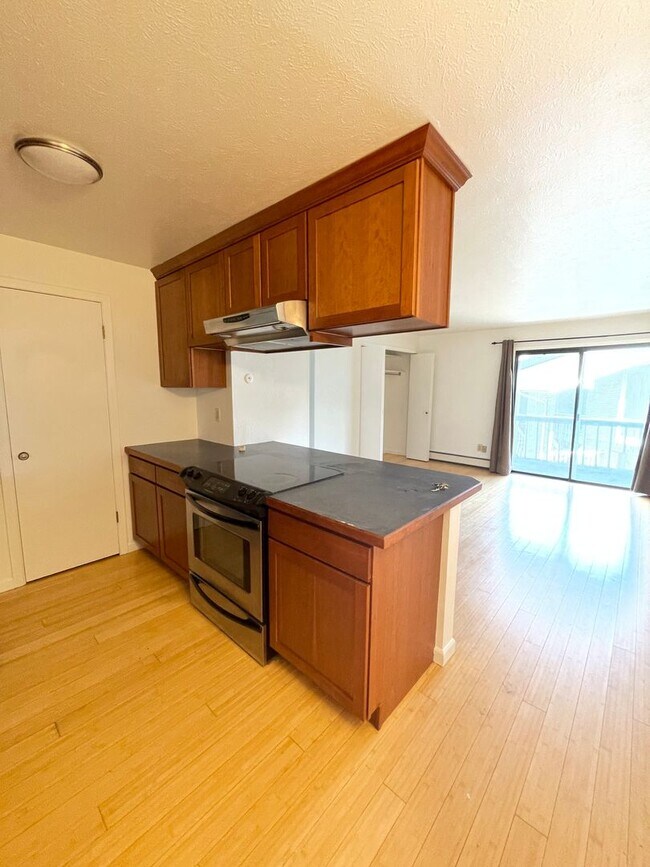 Building Photo - Updated 2B/2B 3rd floor Condo on Manhattan