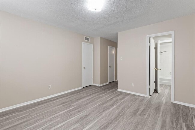 Building Photo - 233 W Tri Oaks Ln