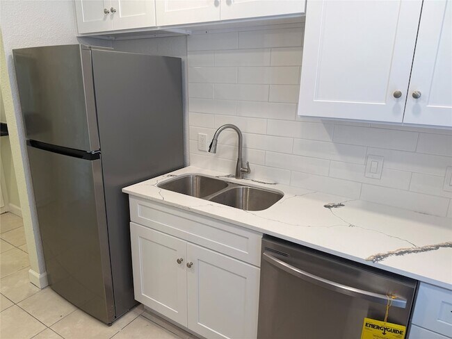Building Photo - 6525 Renwick Dr