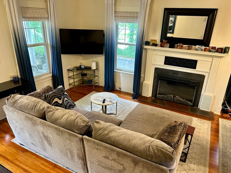 Building Photo - 21 Oak Rd