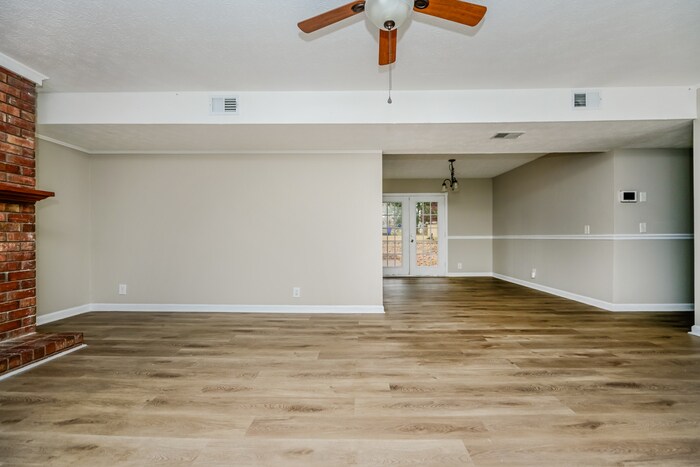 Building Photo - 951 Woodbridge Dr NE