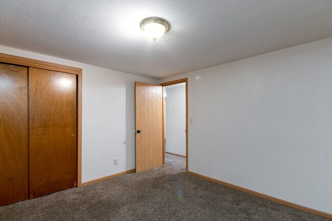 Building Photo - #6 Bedroom House with Awesome Yard Plus Ga...