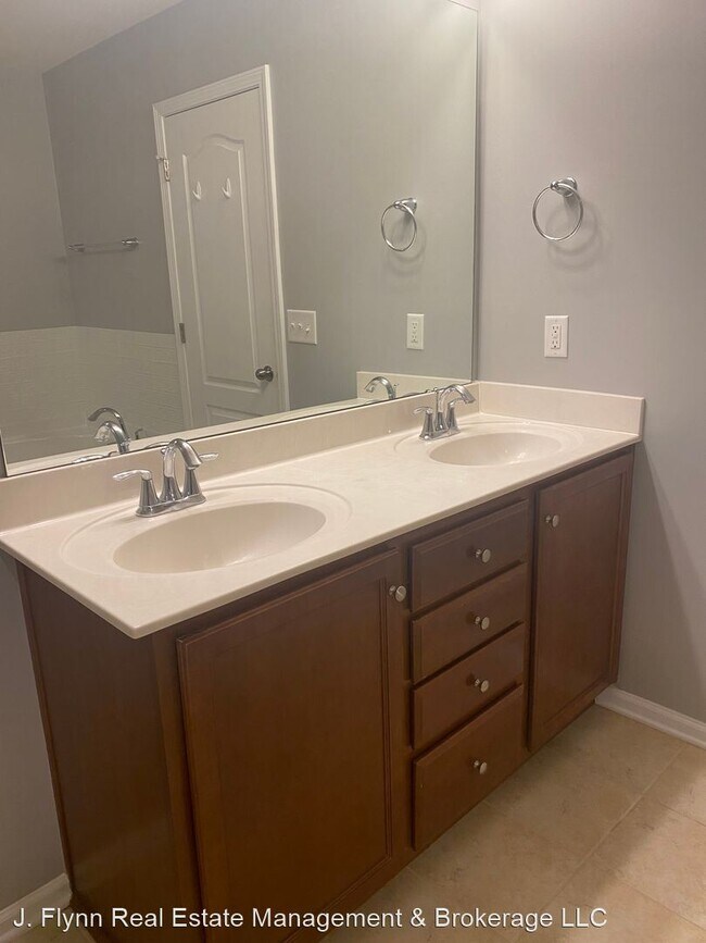 Building Photo - 3 br, 2.5 bath House - 3017 Coventry Commo...