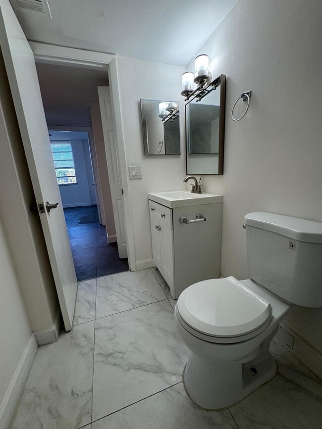 Building Photo - 13390 NE 7th Ave