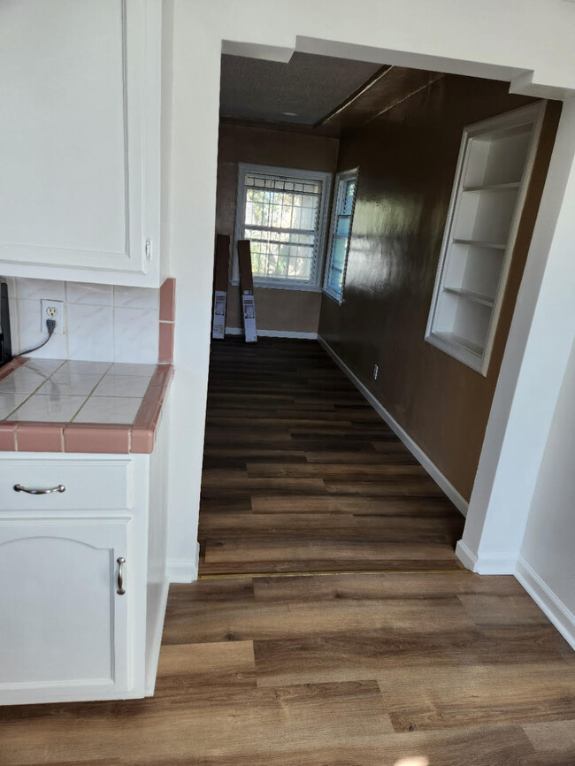 looking into livingroom fromm kitchenette - 10008 S Gramercy Pl