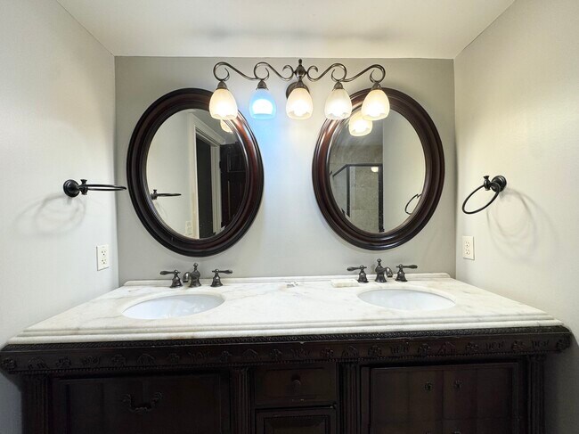 Building Photo - 1715 Summit St