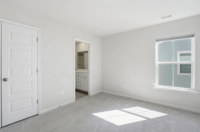 Building Photo - 145 Binscombe Ln