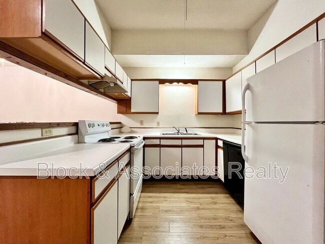 Building Photo - 1419 King Charles Dr