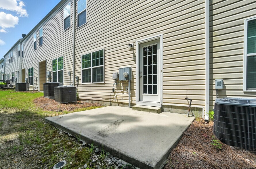 Building Photo - 4020 Queensbridge Rd