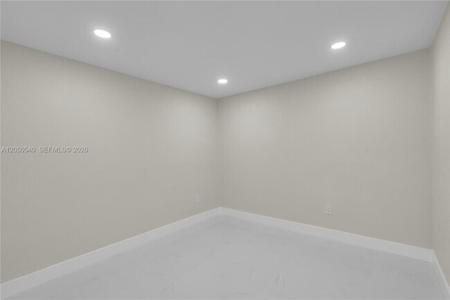 Building Photo - 2640 SW 30th Ct