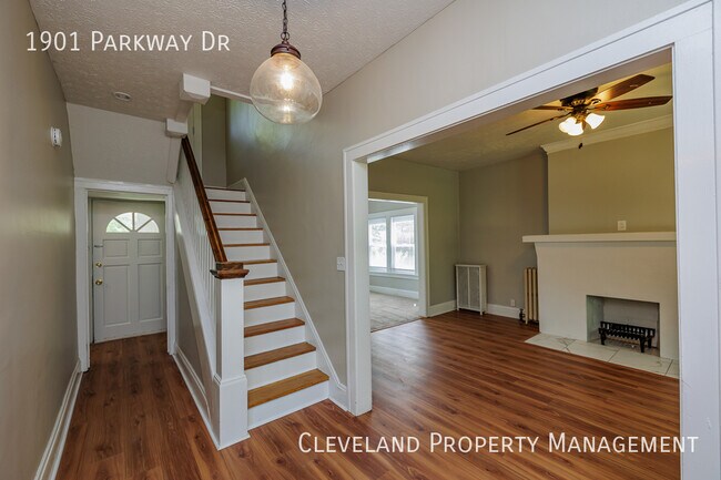 Building Photo - Updated Cleveland Hts. Colonial