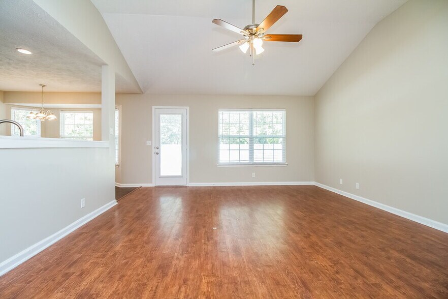 Building Photo - 3304 Tourmaline Dr