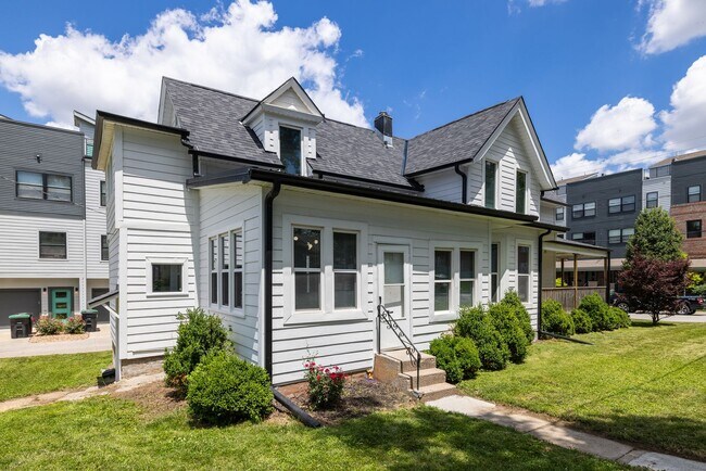 Building Photo - 5 Bedroom 2.5 Bath Midtown Home