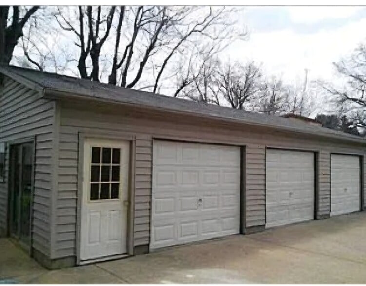 Building Photo - 2257 E Eichel Ave