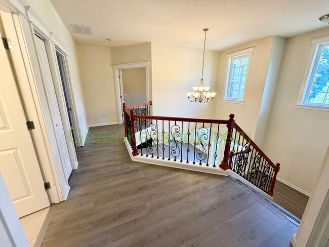 Building Photo - Gorgeous House in Upscale Neighborhood in Tigard, 5 Bedrooms plus Den/Office, 3.5 Bathrooms, Larg...