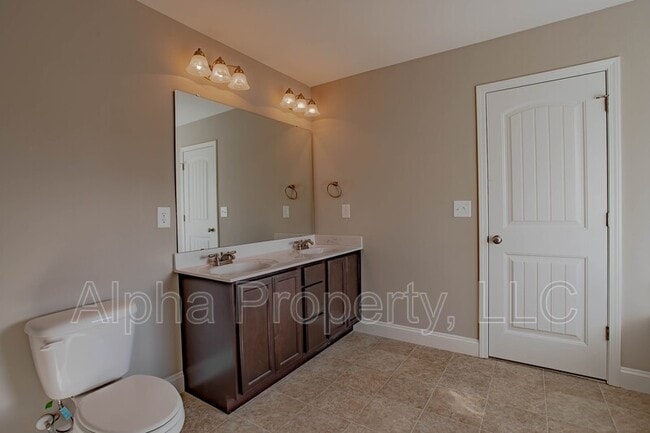 Building Photo - 104 Creekland Wy