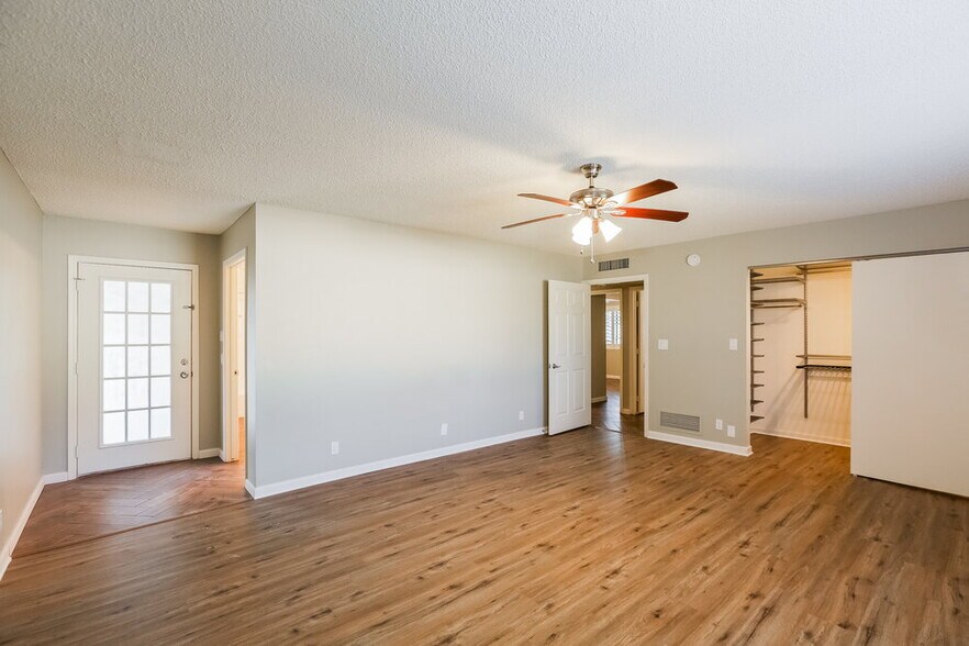 Building Photo - 1214 E Greenway Cir