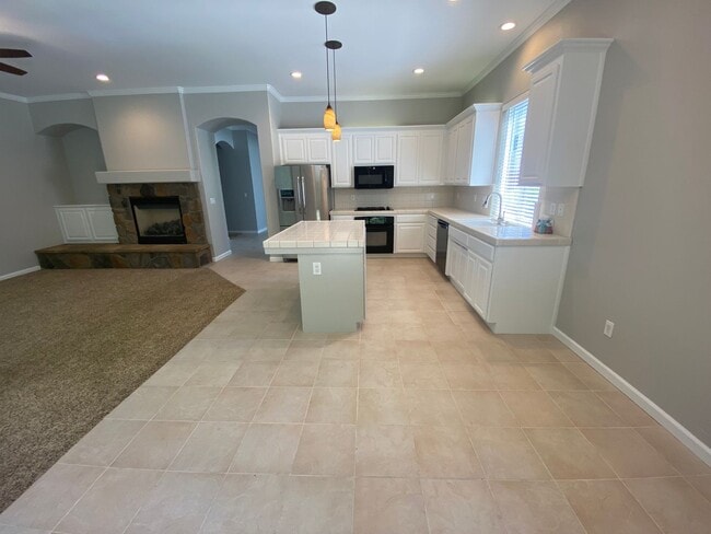 Building Photo - 4 bedroom in Paso Robles