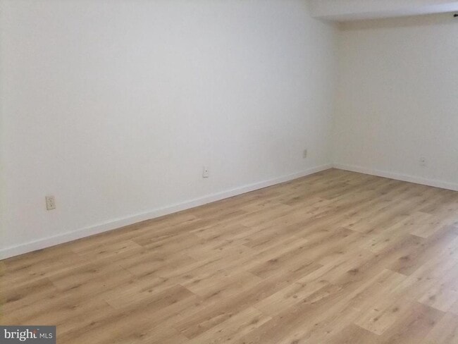 Building Photo - 1720 Oakwood Terrace