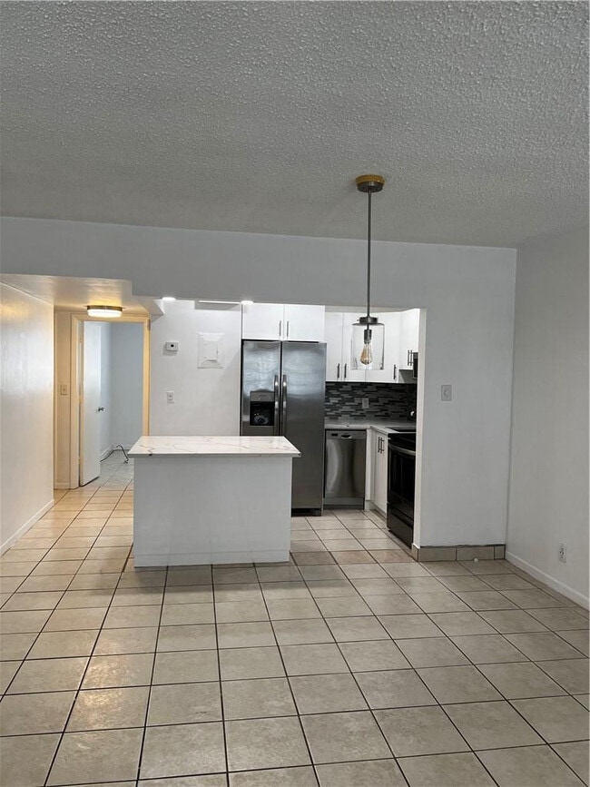 Building Photo - 701 Pine Dr