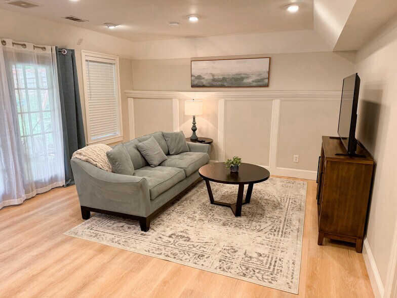 Building Photo - 4056 Lenox Park Dr