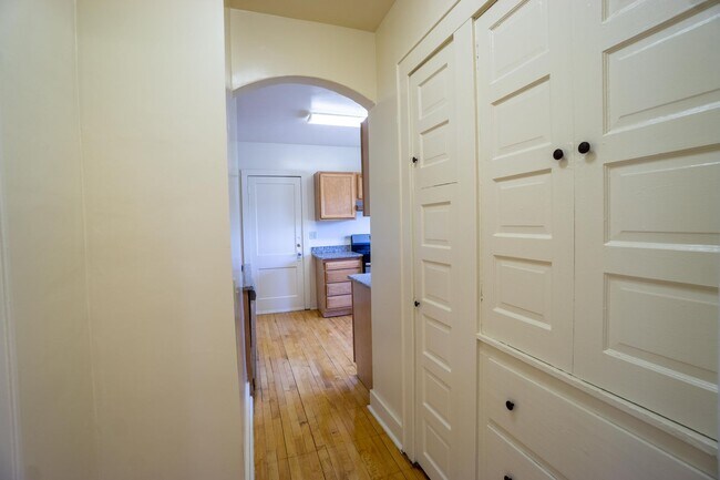 Building Photo - Newly Renovated Bright 2nd Floor Flat - 6/...