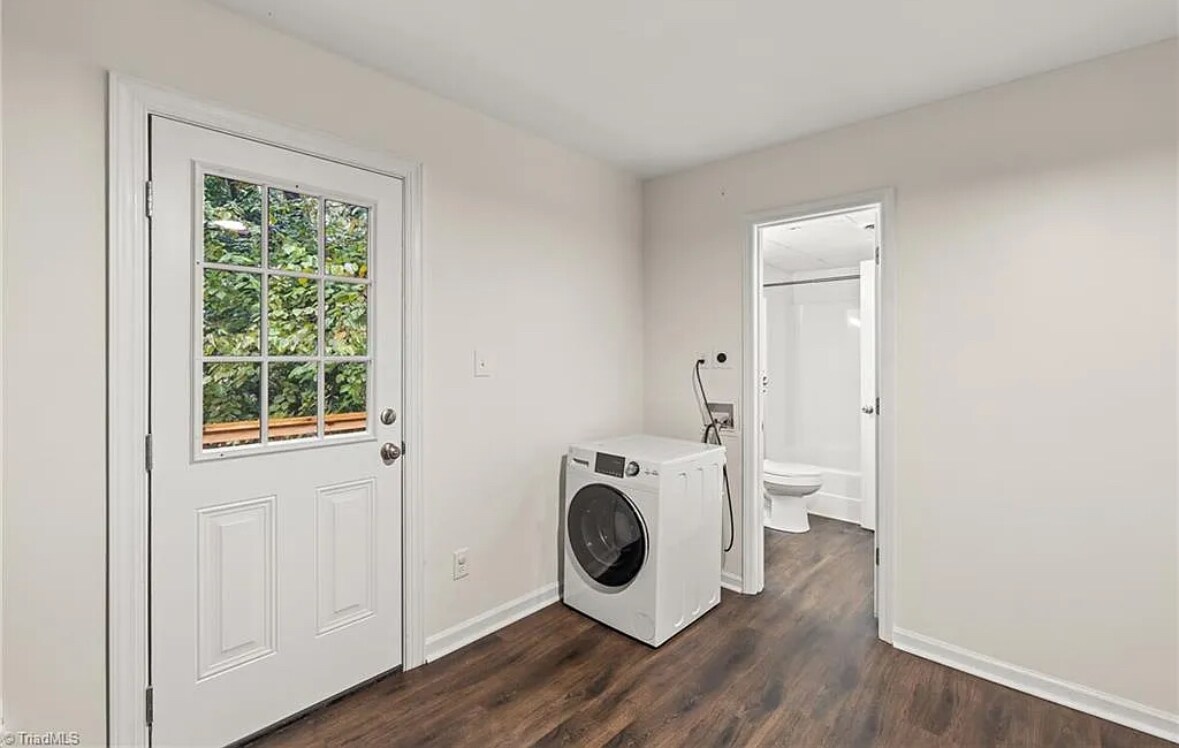 Building Photo - 372 S Cherry St