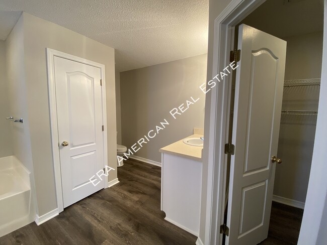 Building Photo - 2110 Bahama Dr