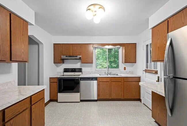 Building Photo - 136 Riverview Ter