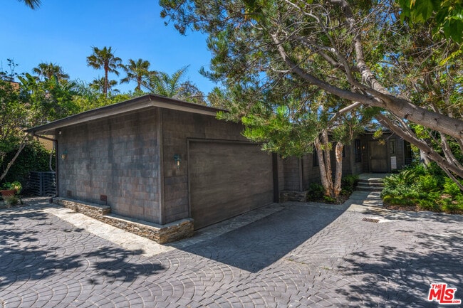 Building Photo - 7089 Birdview Ave