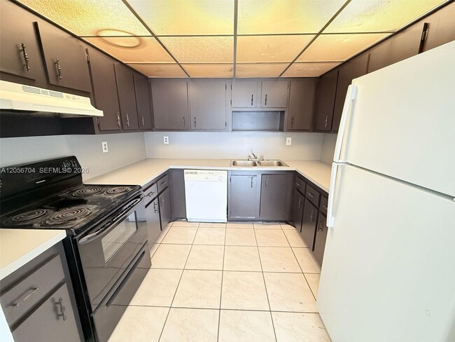 Building Photo - 3100 Coral Springs Dr