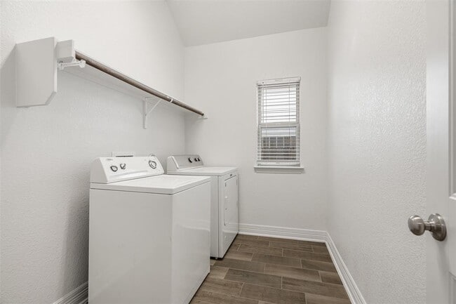 Building Photo - 385 Bonnet Blvd