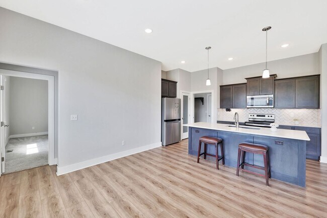 Building Photo - Living in Luxury