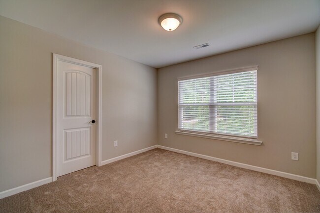 Building Photo - Lovely 3 BR, 2 BA Ranch Home, 2 Car Garage...