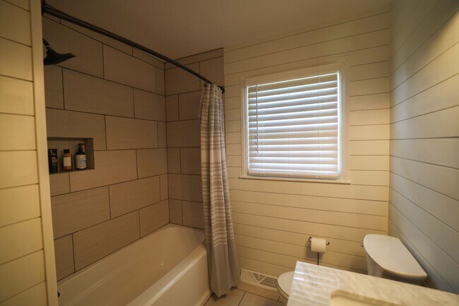 Building Photo - Beautiful 3 Bedroom Home in Central, SC