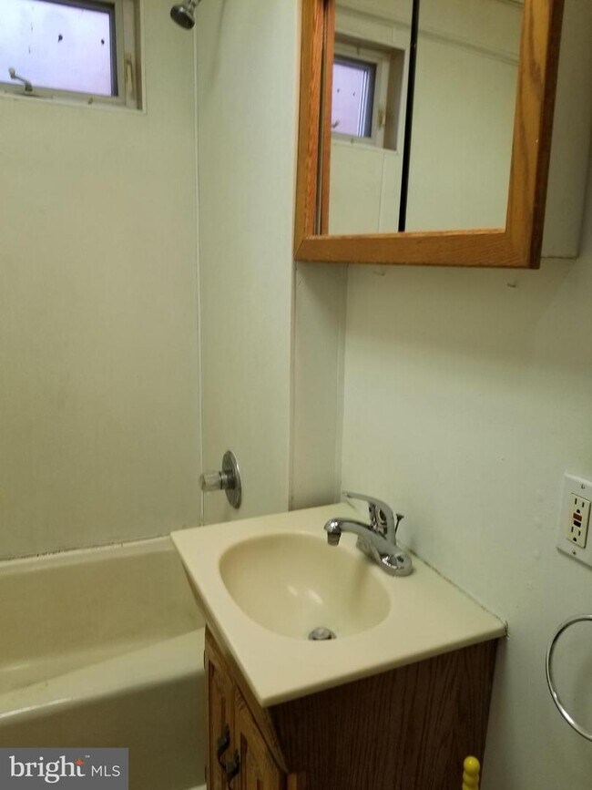 Building Photo - 425 S 15th St