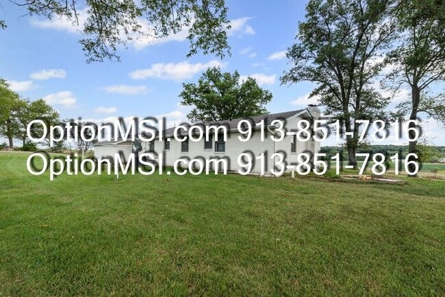 Building Photo - Spacious and move in ready!