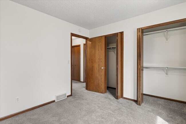 Building Photo - 4BR/4BA Updated Home with Finished Basement Suite & Landscaped Yard