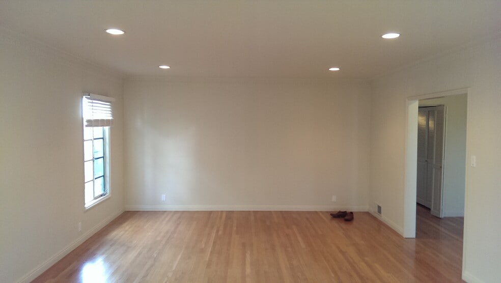 Living Room - 1226 S Longwood Ave