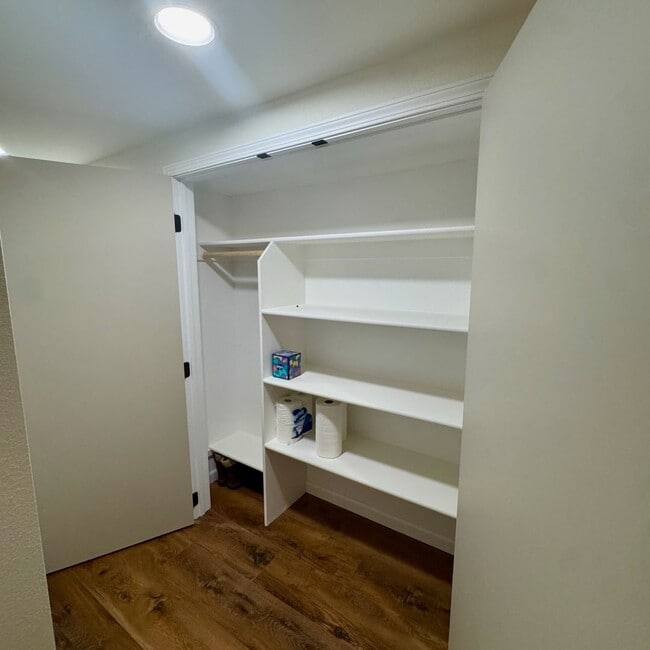Building Photo - Beautiful lakeview home for rent